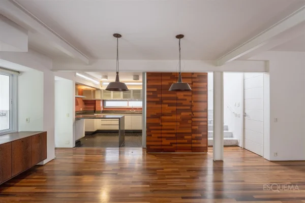 Casa com jardim em rua tranquila no Jardim Paulistano