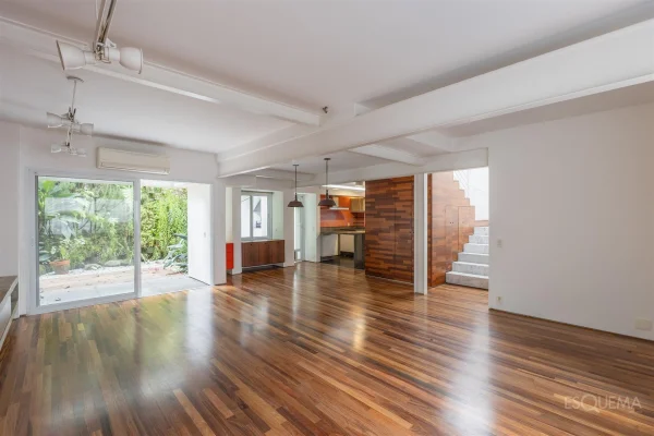 Casa com jardim em rua tranquila no Jardim Paulistano