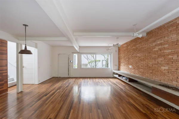 Casa com jardim em rua tranquila no Jardim Paulistano