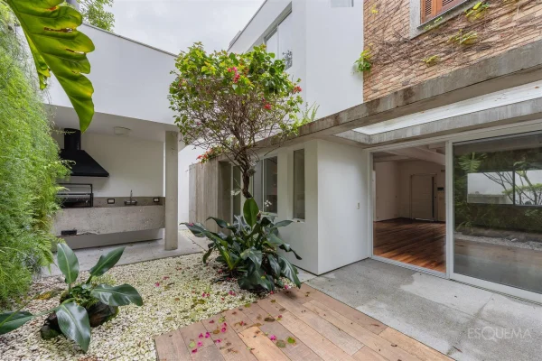 Casa com jardim em rua tranquila no Jardim Paulistano