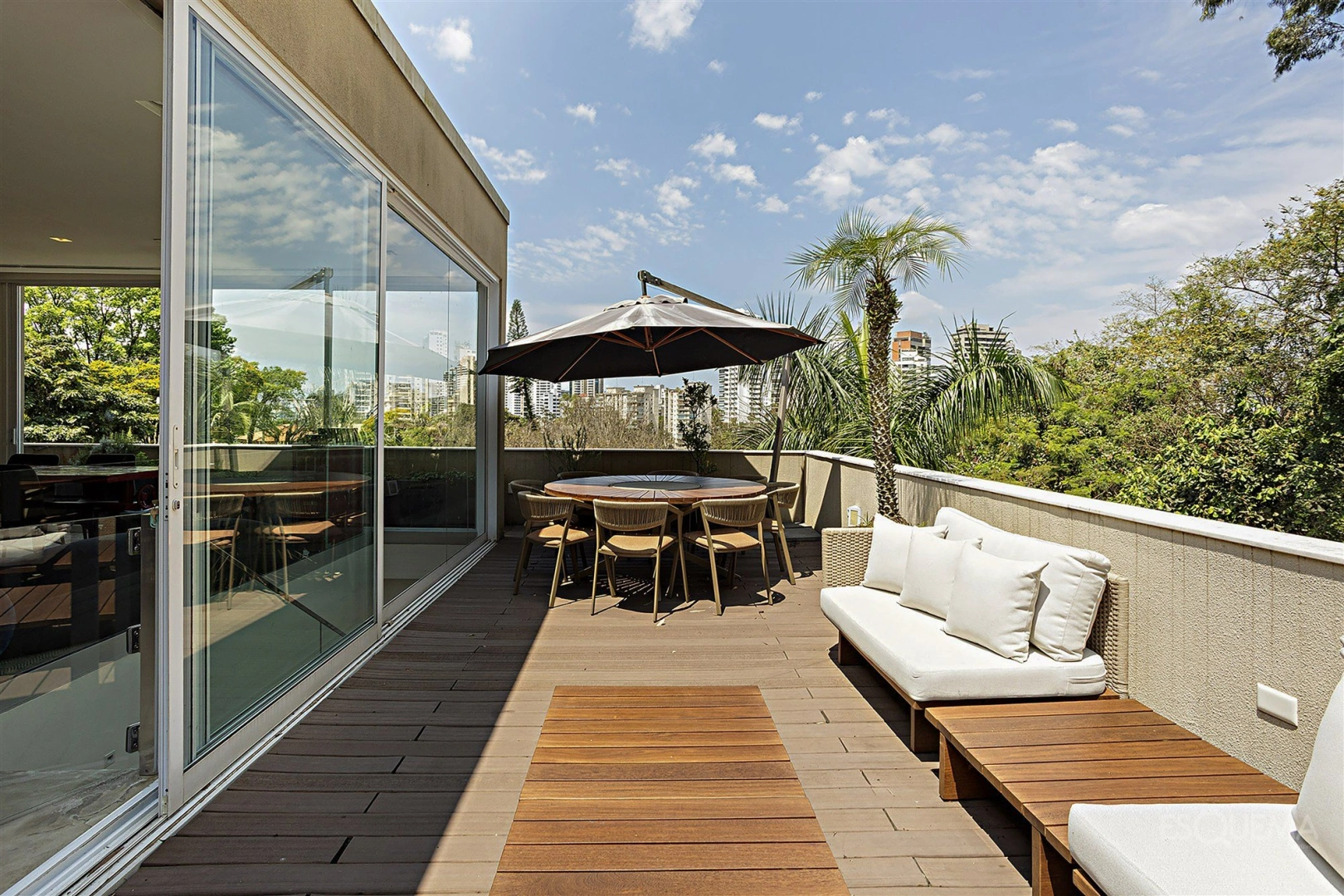 Casa com paisagismo tropical e vista para o verde - Imagem 15