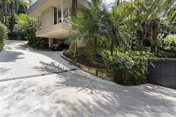 Casa com paisagismo tropical e vista para o verde