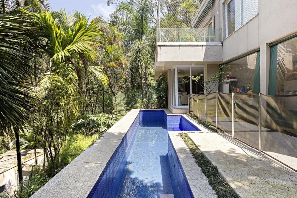 Casa com paisagismo tropical e vista para o verde