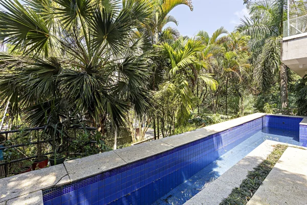Casa com paisagismo tropical e vista para o verde