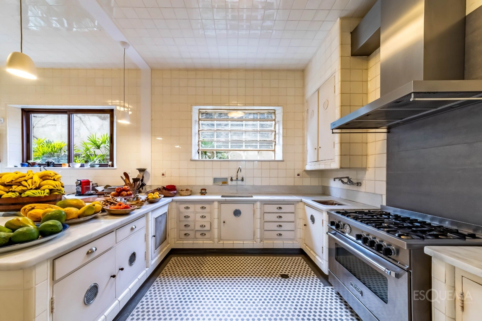 Casa clássica cercada por jardins no Pacaembu - Imagem 11