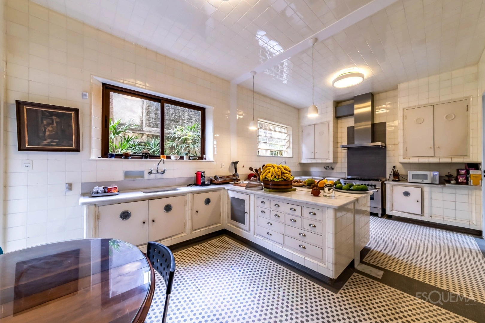 Casa clássica cercada por jardins no Pacaembu - Imagem 12