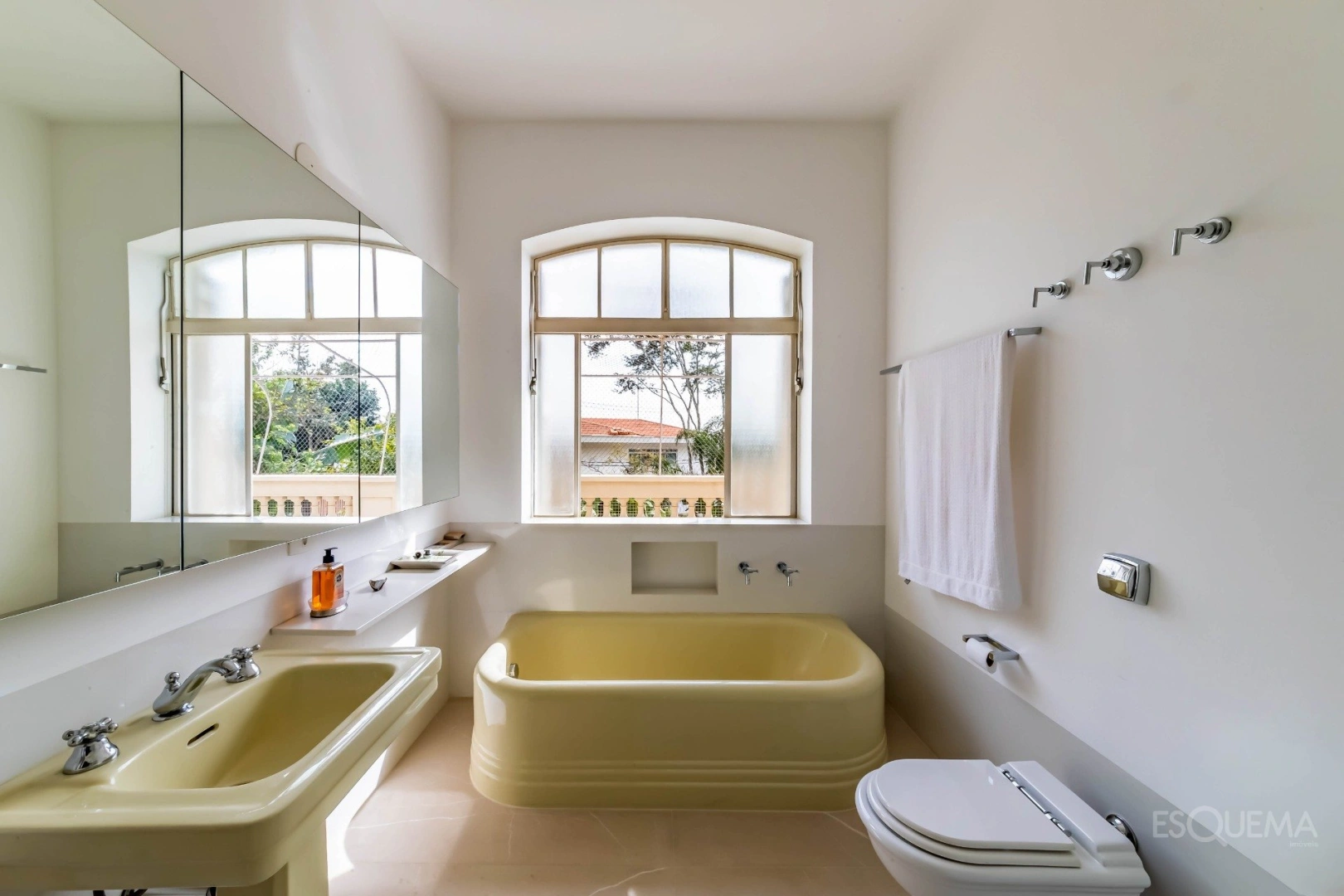 Casa clássica cercada por jardins no Pacaembu - Imagem 14