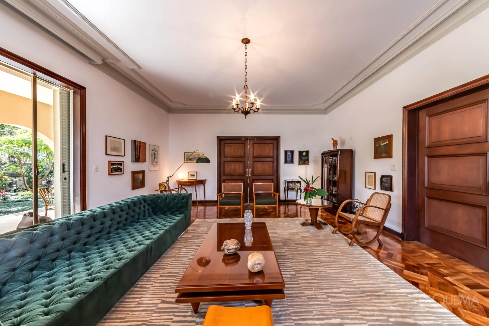 Casa clássica cercada por jardins no Pacaembu - Imagem 15