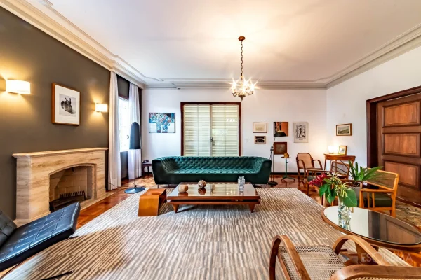 Casa clássica cercada por jardins no Pacaembu