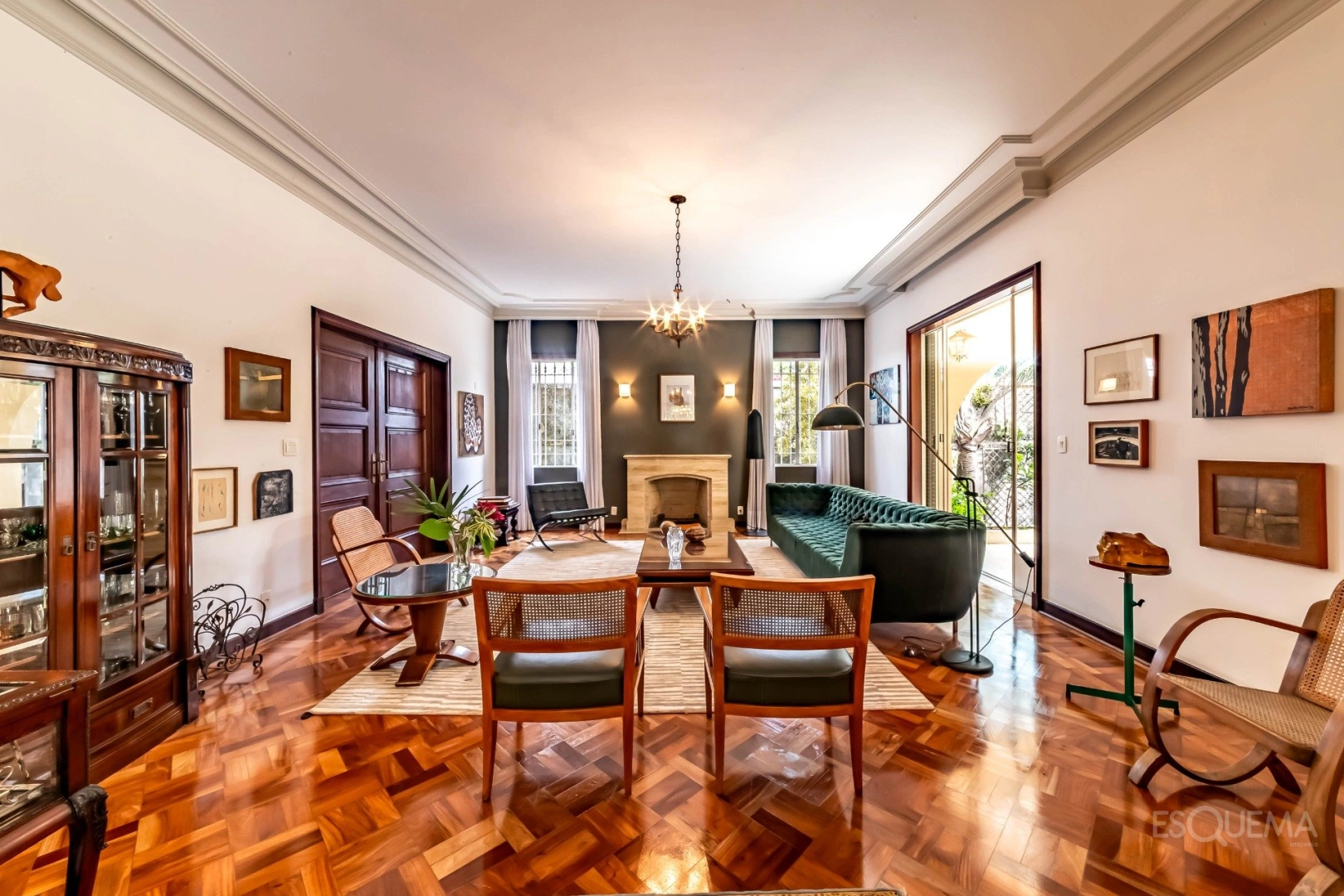 Casa clássica cercada por jardins no Pacaembu - Imagem 2