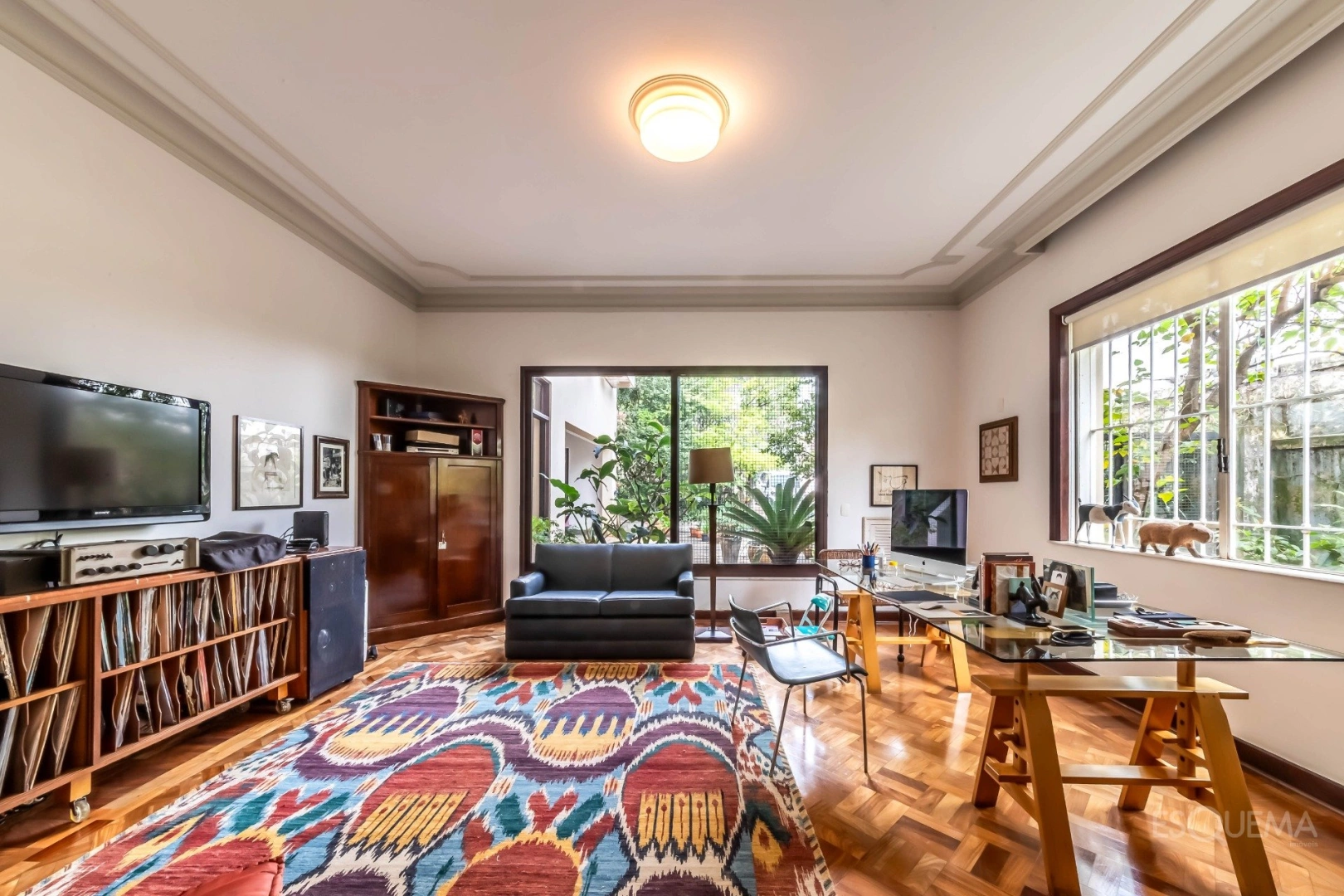 Casa clássica cercada por jardins no Pacaembu - Imagem 4