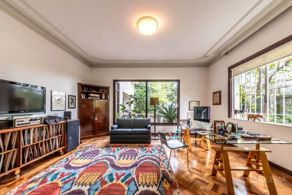Casa clássica cercada por jardins no Pacaembu