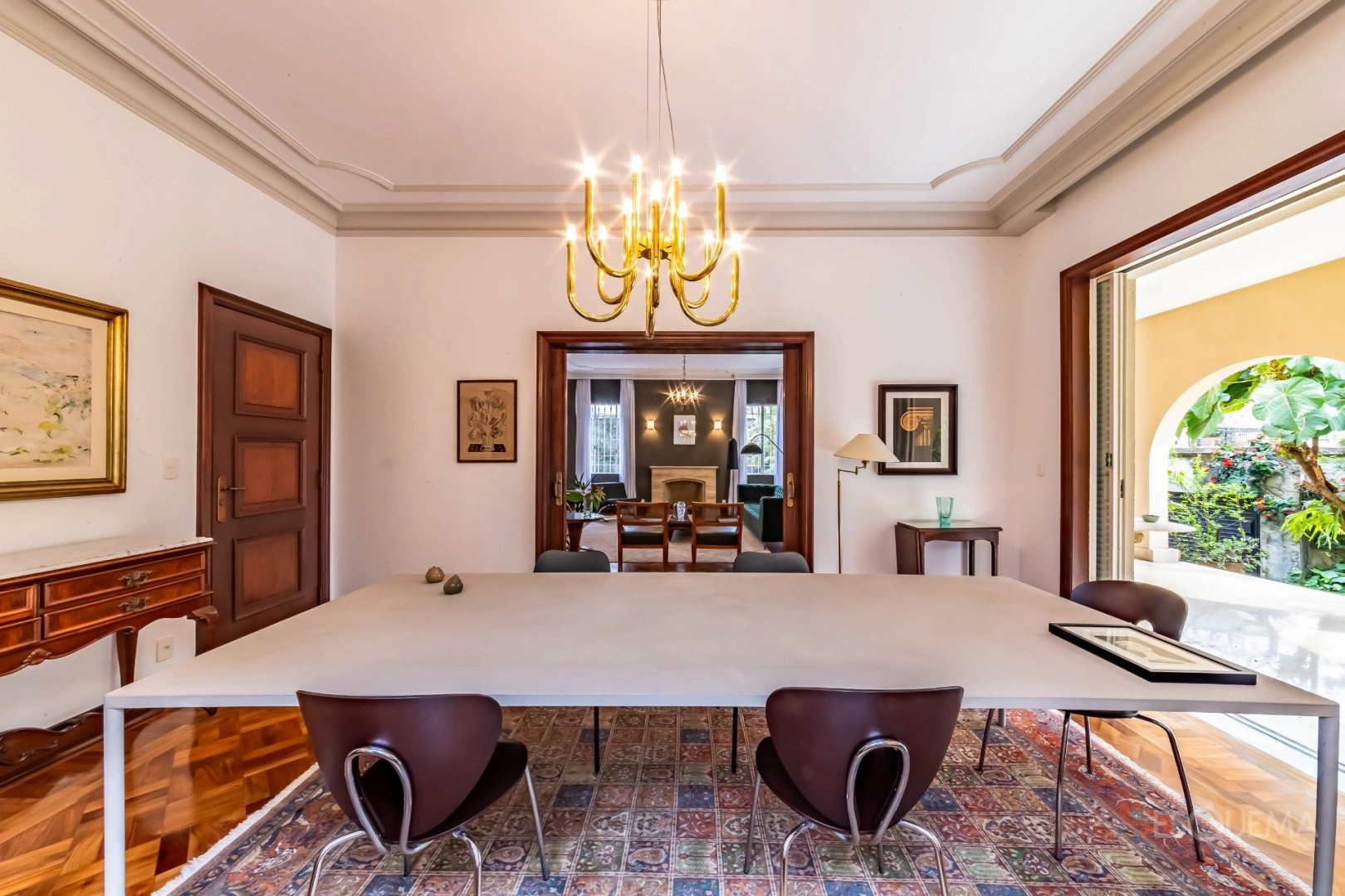 Casa clássica cercada por jardins no Pacaembu - Imagem 5