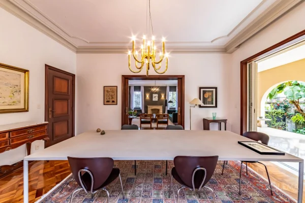 Casa clássica cercada por jardins no Pacaembu