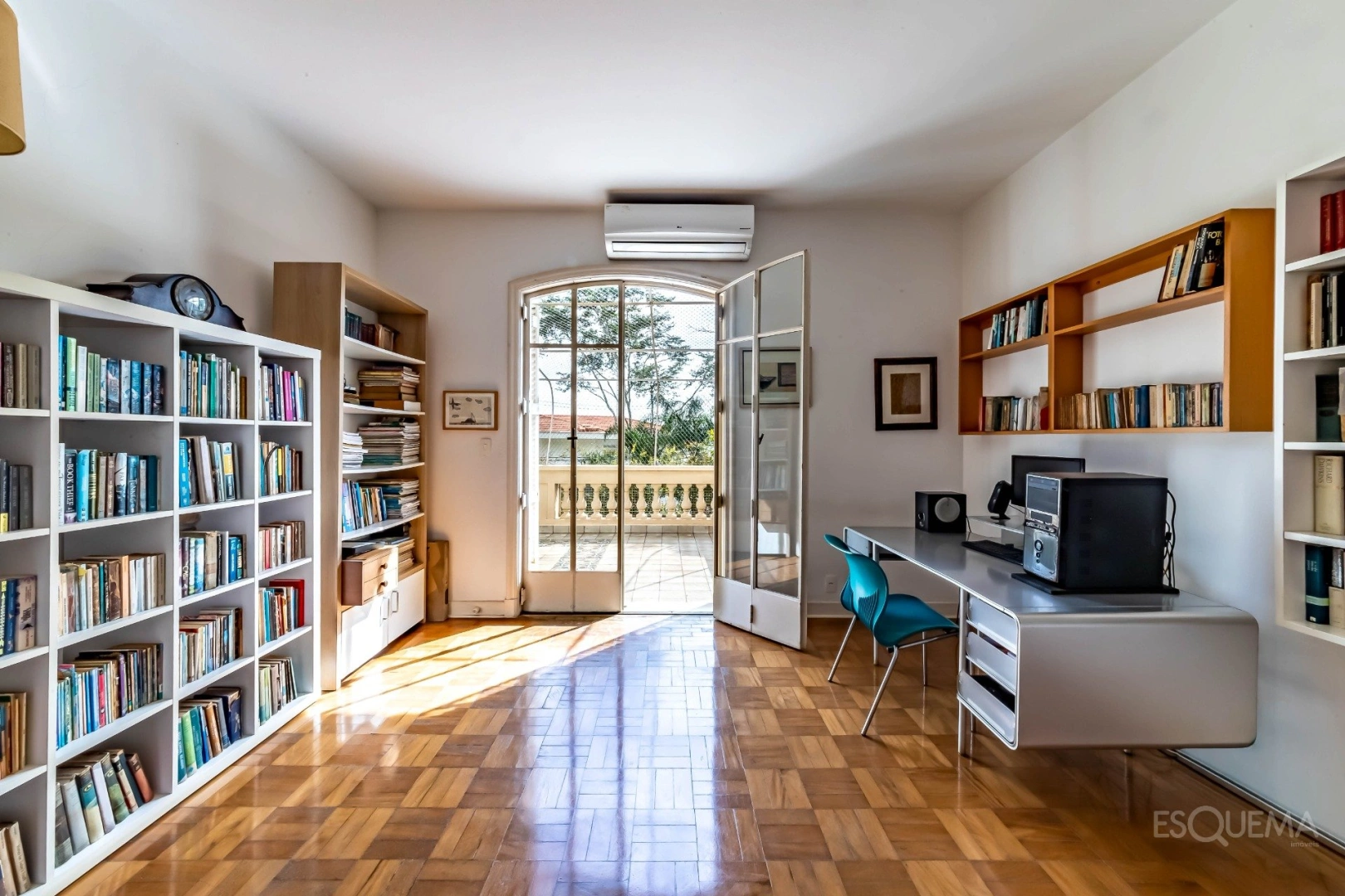 Casa clássica cercada por jardins no Pacaembu - Imagem 7