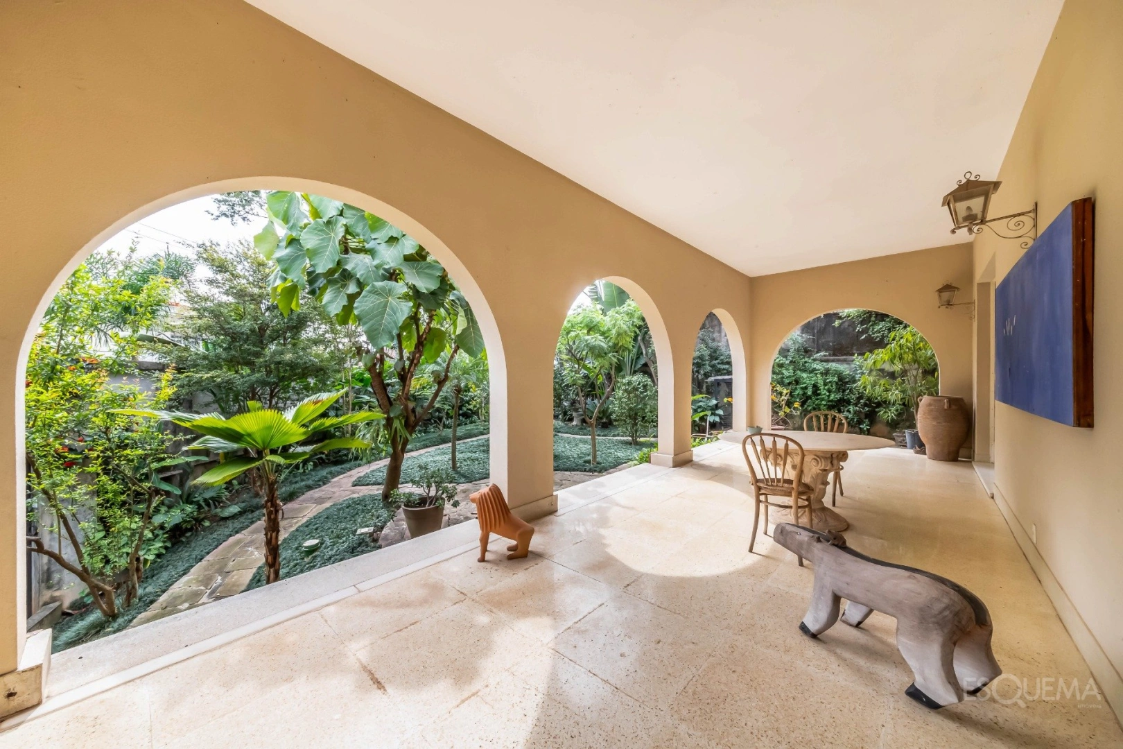 Casa clássica cercada por jardins no Pacaembu - Imagem 8