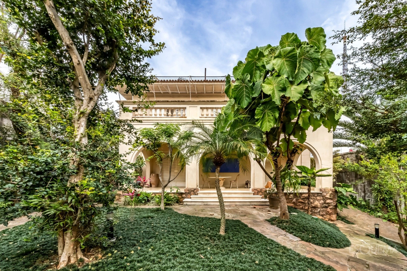 Casa clássica cercada por jardins no Pacaembu - Imagem 9