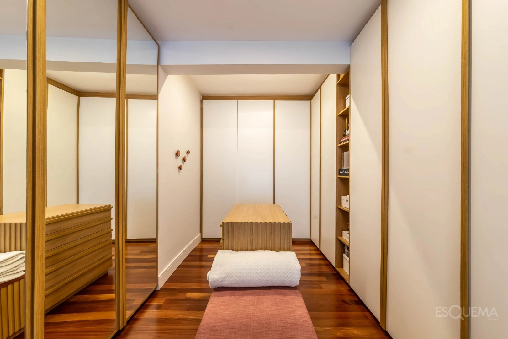 Casa clássica cercada por jardins no Pacaembu - Imagem 13