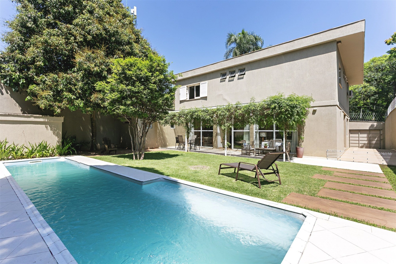 Casa com piscina e jardim no Jardim Guedala - Imagem 1