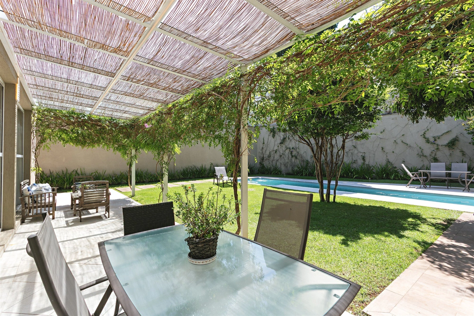 Casa com piscina e jardim no Jardim Guedala - Imagem 2