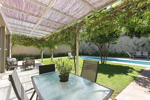 Casa com piscina e jardim no Jardim Guedala