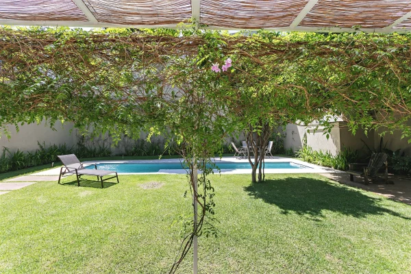 Casa com piscina e jardim no Jardim Guedala