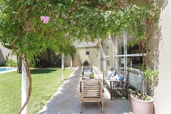 Casa com piscina e jardim no Jardim Guedala