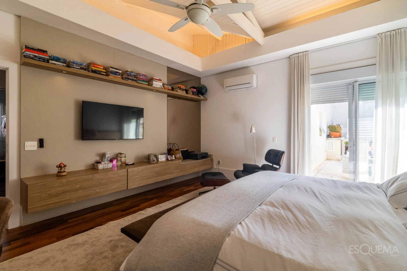 Casa reformada com jardim e piscina no Jardim Paulistano - Imagem 15