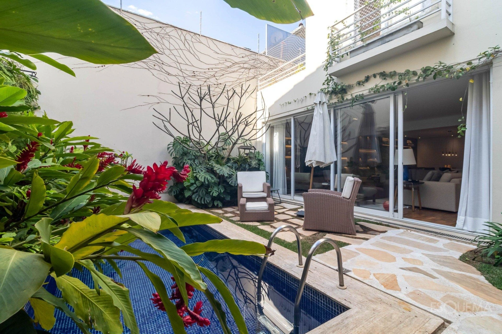 Casa reformada com jardim e piscina no Jardim Paulistano - Imagem 1