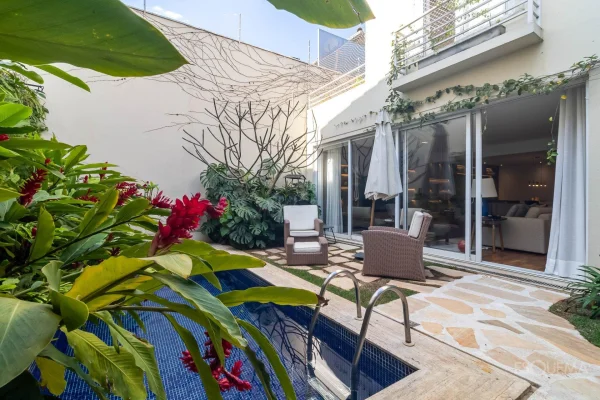 Casa reformada com jardim e piscina no Jardim Paulistano