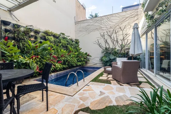 Casa reformada com jardim e piscina no Jardim Paulistano