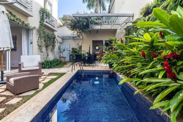 Casa reformada com jardim e piscina no Jardim Paulistano