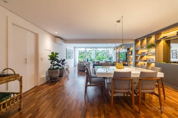 Casa reformada com jardim e piscina no Jardim Paulistano