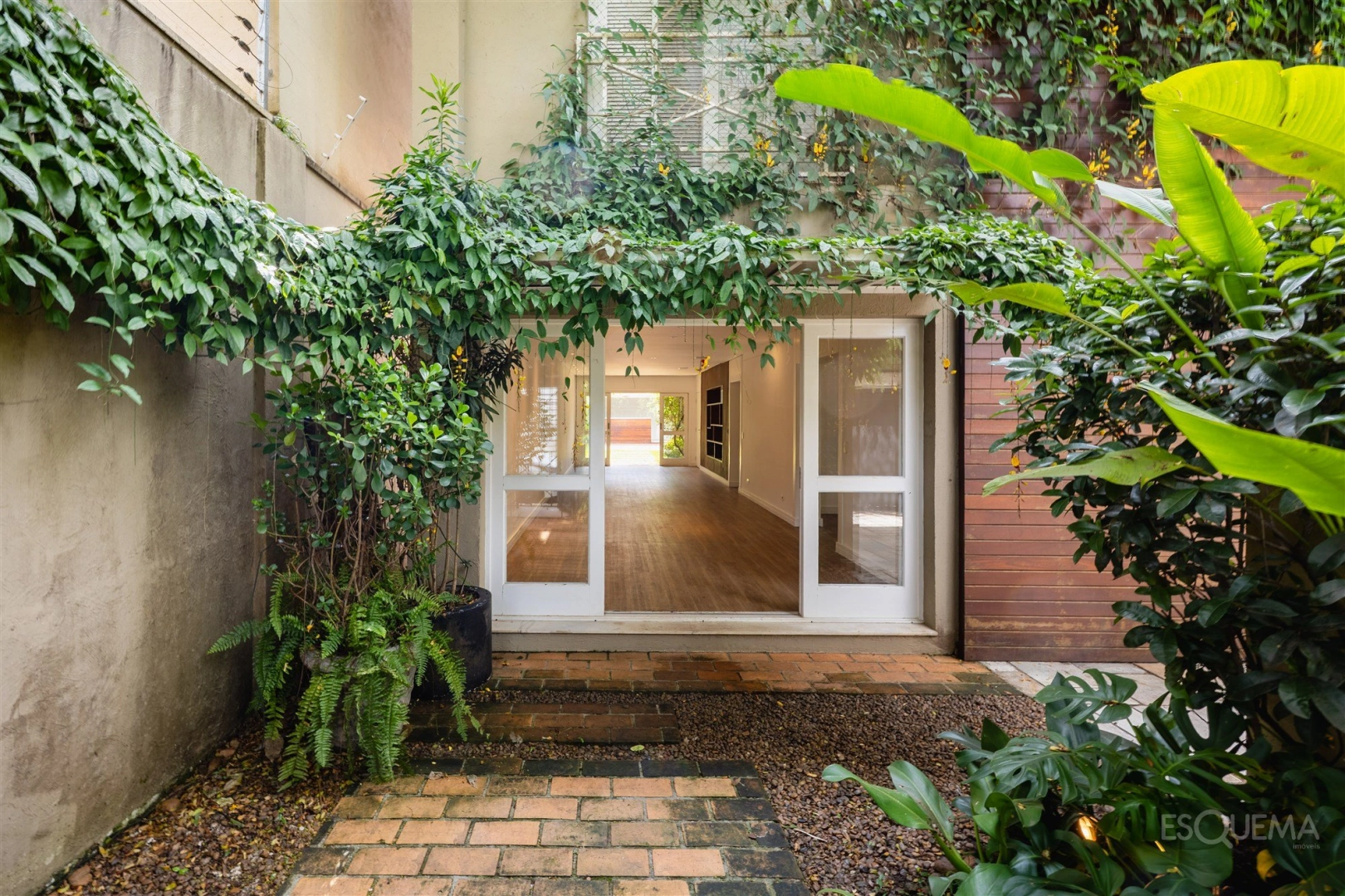 Casa com jardim e 3 suítes no Jardim Europa - Imagem 1