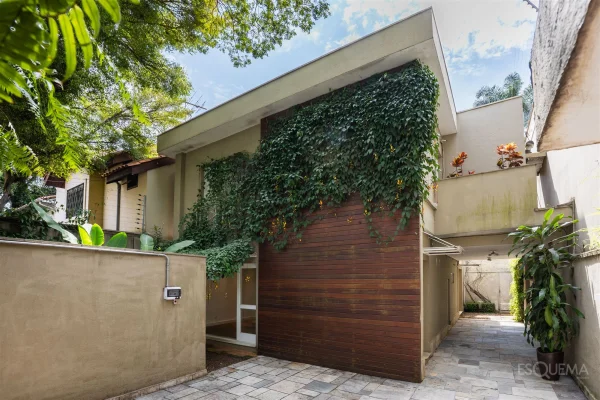 Casa com jardim e 3 suítes no Jardim Europa