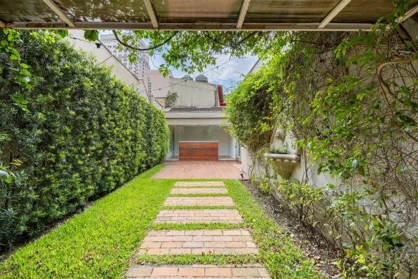 Casa com jardim e 3 suítes no Jardim Europa