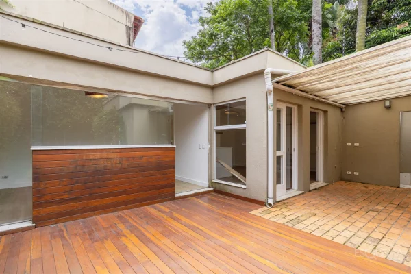Casa com jardim e 3 suítes no Jardim Europa