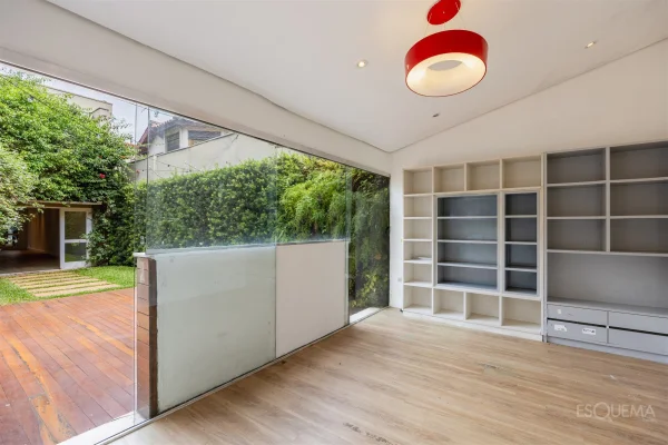 Casa com jardim e 3 suítes no Jardim Europa