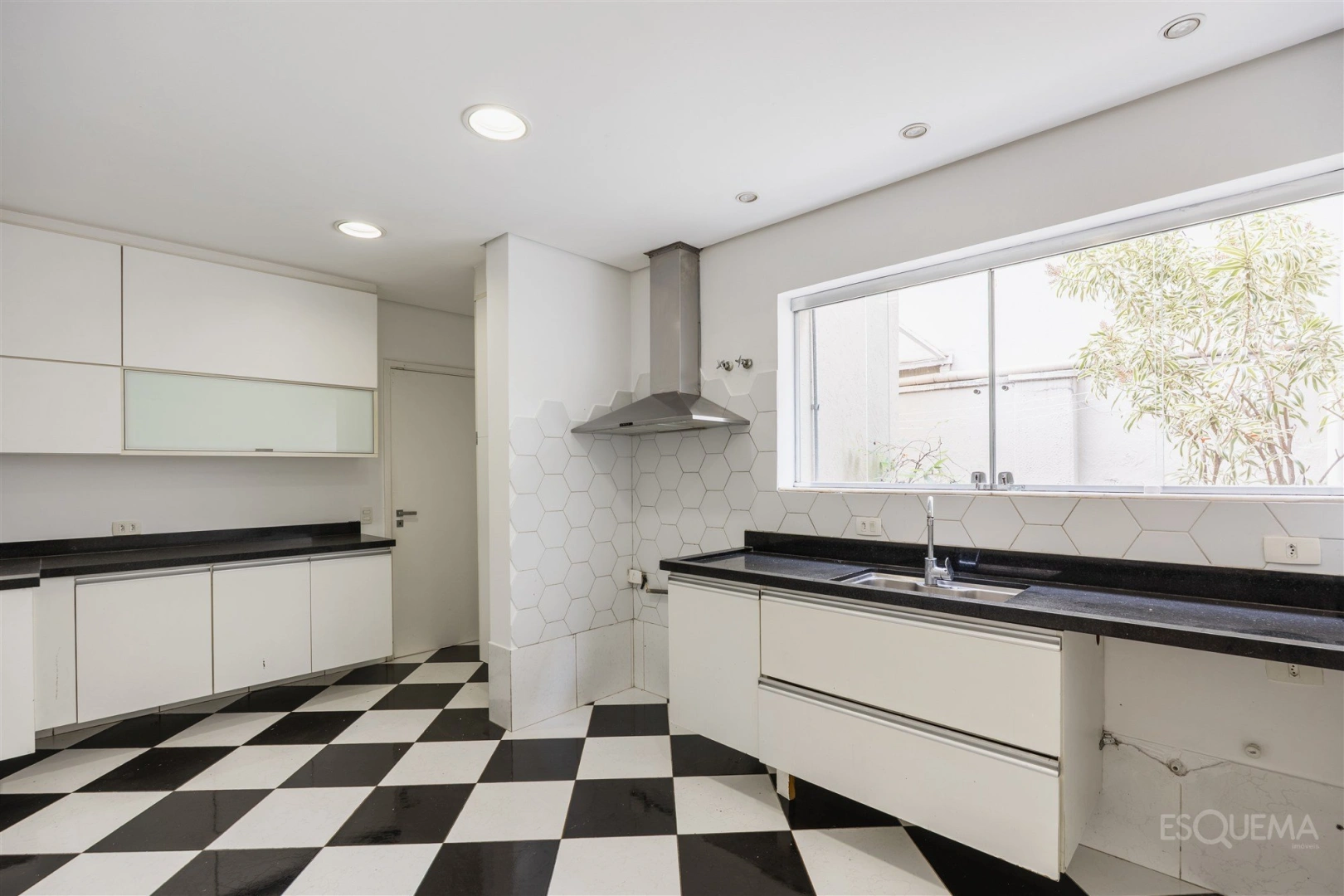 Casa com jardim e 3 suítes no Jardim Europa - Imagem 8