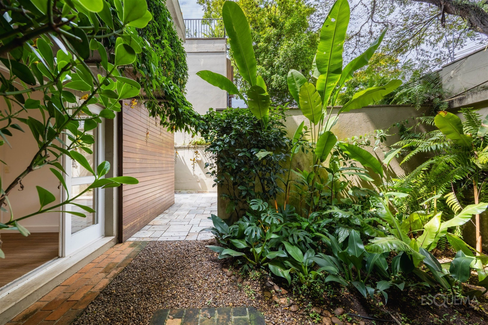 Casa com jardim e 3 suítes no Jardim Europa - Imagem 9