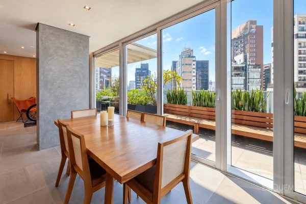 Apartamento duplex com pé-direito duplo próximo ao Parque do Povo
