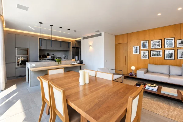 Apartamento duplex com pé-direito duplo próximo ao Parque do Povo