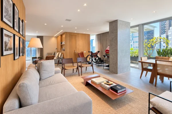Apartamento duplex com pé-direito duplo próximo ao Parque do Povo