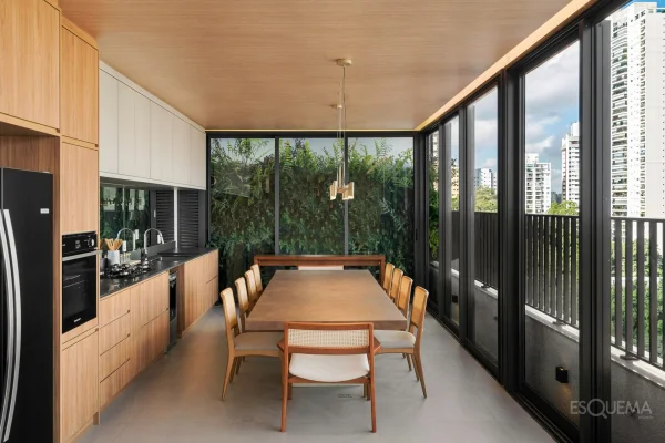 Cobertura duplex decorada com jardim privativo
