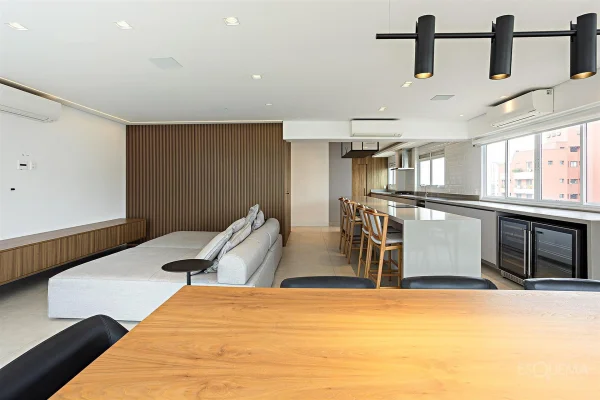 Apartamento reformado e mobiliado, com vista ampla e lazer completo