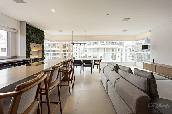 Apartamento reformado e mobiliado, com vista ampla e lazer completo
