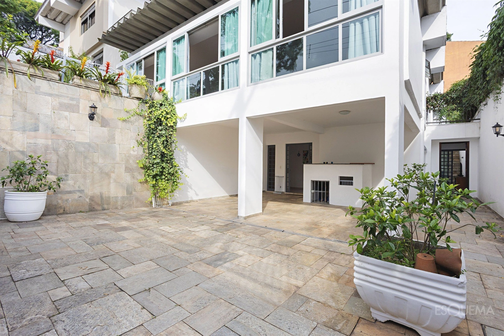 Casa semitérrea com jardim de inverno em rua tranquila - Imagem 15