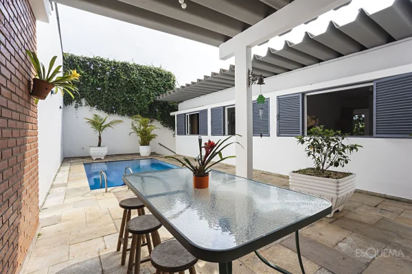 Casa semitérrea com jardim de inverno em rua tranquila
