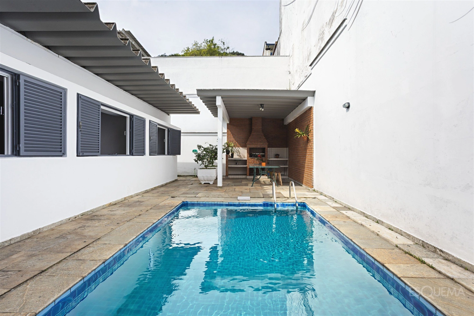 Casa semitérrea com jardim de inverno em rua tranquila - Imagem 2