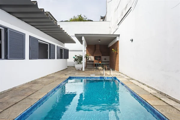 Casa semitérrea com jardim de inverno em rua tranquila